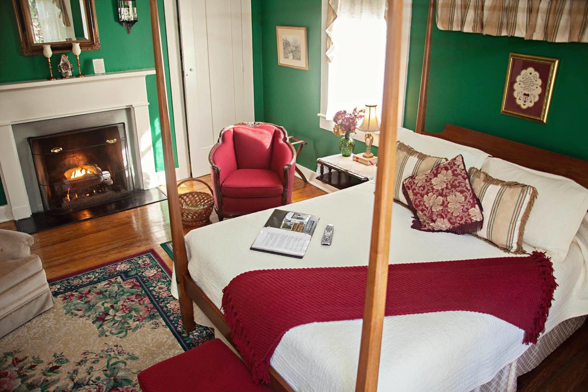 The Carriage Inn Bed And Breakfast Charles Town Exterior photo